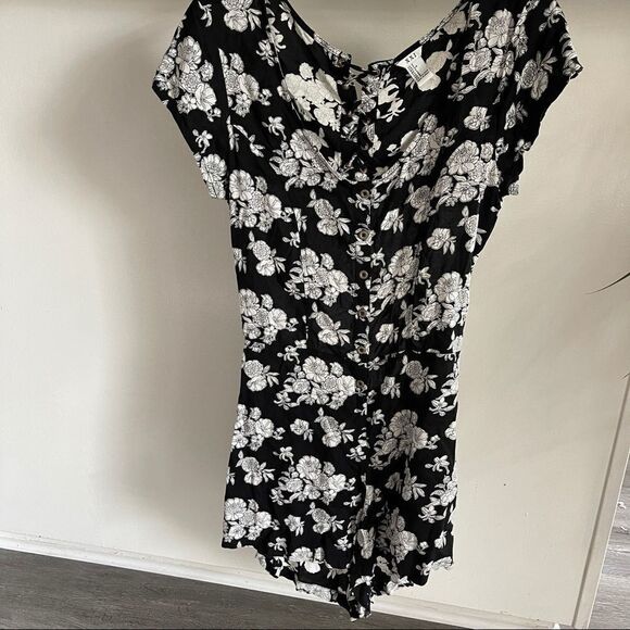 Floral Romper With Lace Up Back - Picture 3 of 13